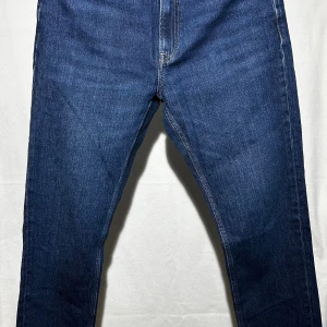 Mörkblå jeans - Snygga mörkblå jeans med rak passform i storlek 32/32