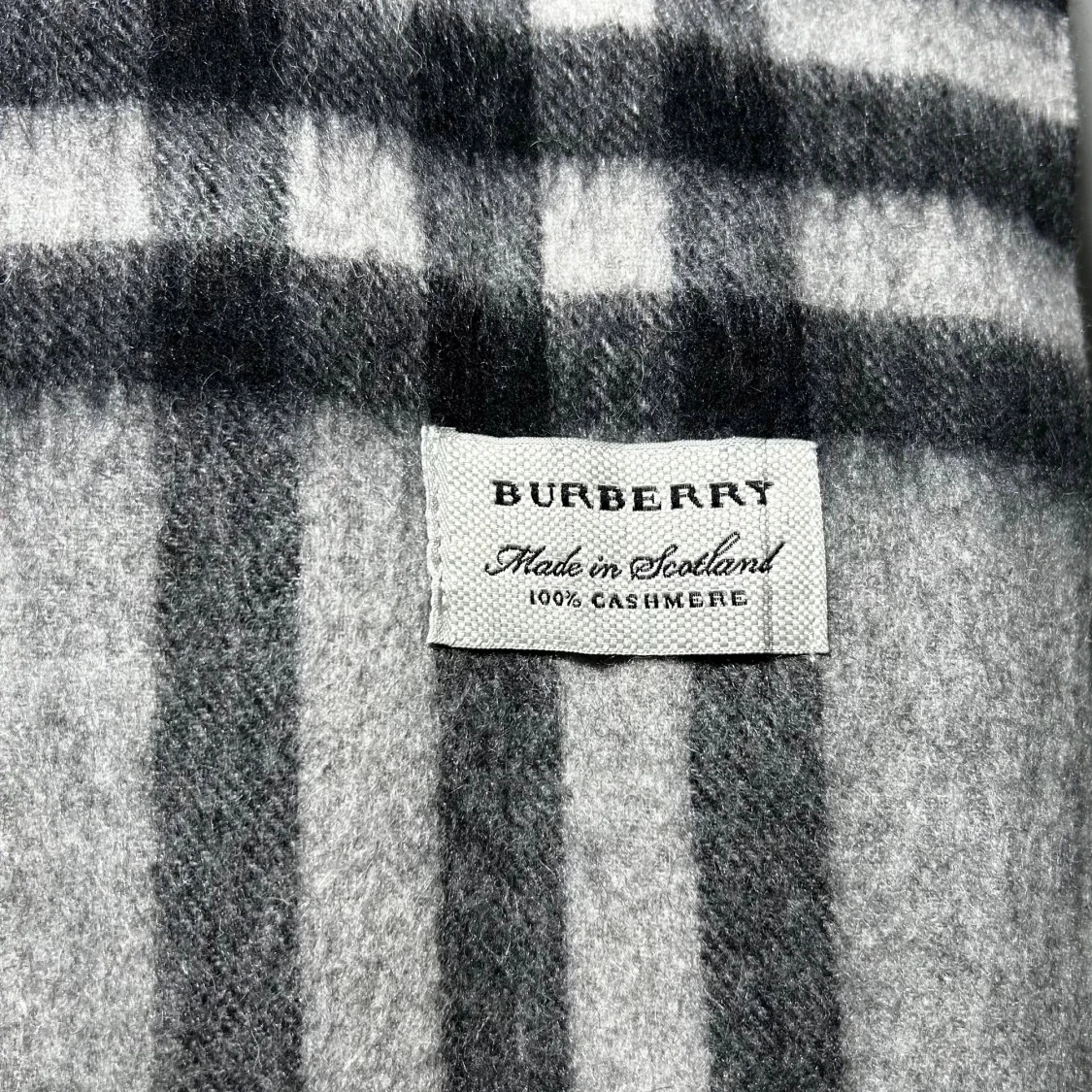Grå Burberry halsduk - 1