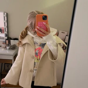Söt jacka  - Super fin jacka som tyvärr inte kommer till andvändning!🥰storlek 36 men passar mig som brukar ha xxs-s 