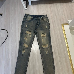 Jeans slitna  - Säljer detta jeans för det var för små de är helt oanvända. 13Y och fina slitningar 