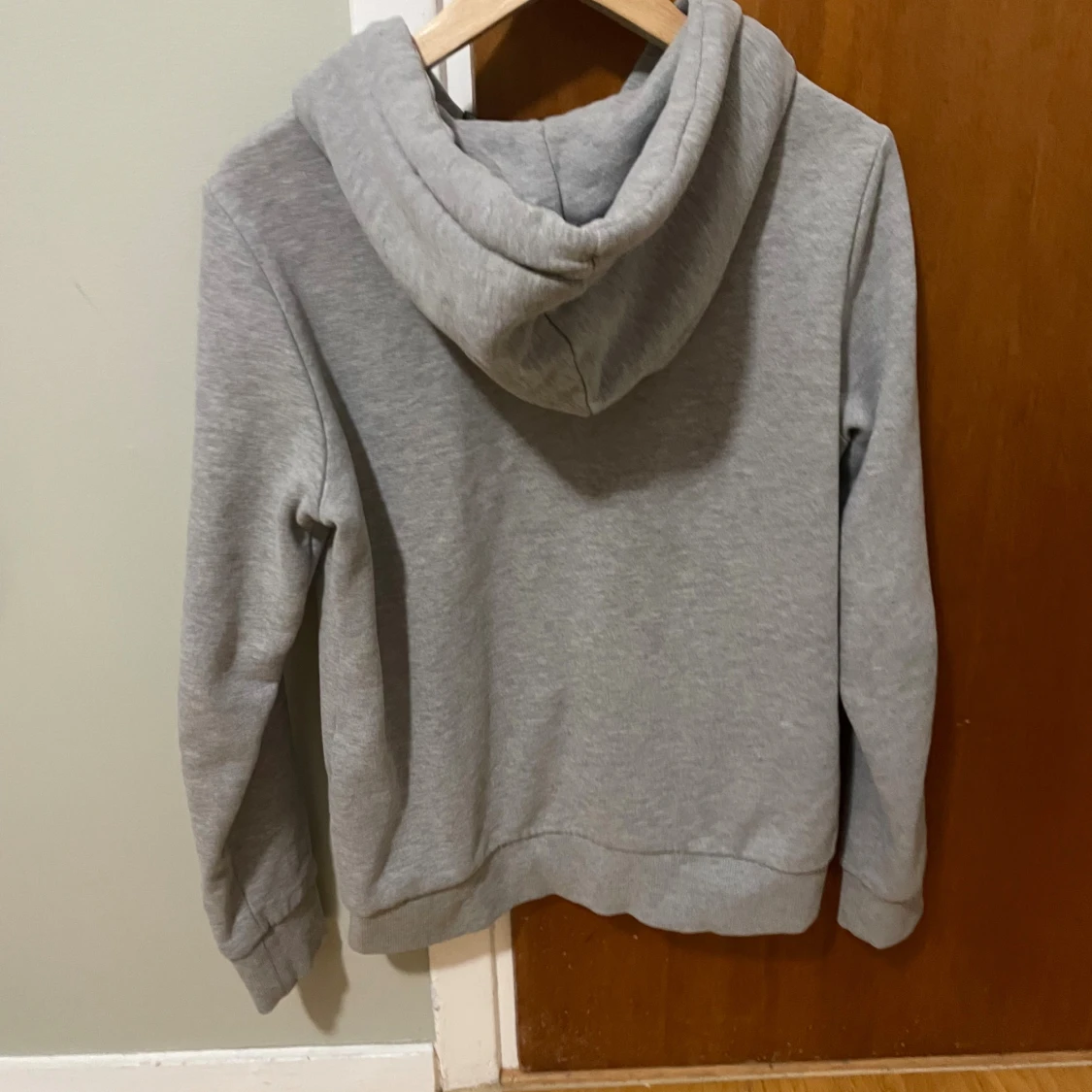 Grå hoodie från Superdry - 1