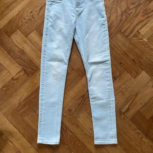 Ljusblå skinny jeans från H&M, strl 140 - Snygga ljusblå skinny jeans från H&M i storlek 140. Modellen är högmidjad med klassiska fickor bak och smal passform hela vägen ner. Materialet är mjukt och stretchigt med 79% bomull, 20% polyester och 1% elastan för extra komfort.