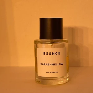  Carashmellow  - Carashmellow från ESSNCE är en Eau de Parfum med 50 ml volym,  se bilder för mängd kvar i flaskan. Ca 25-30 ml kvar 