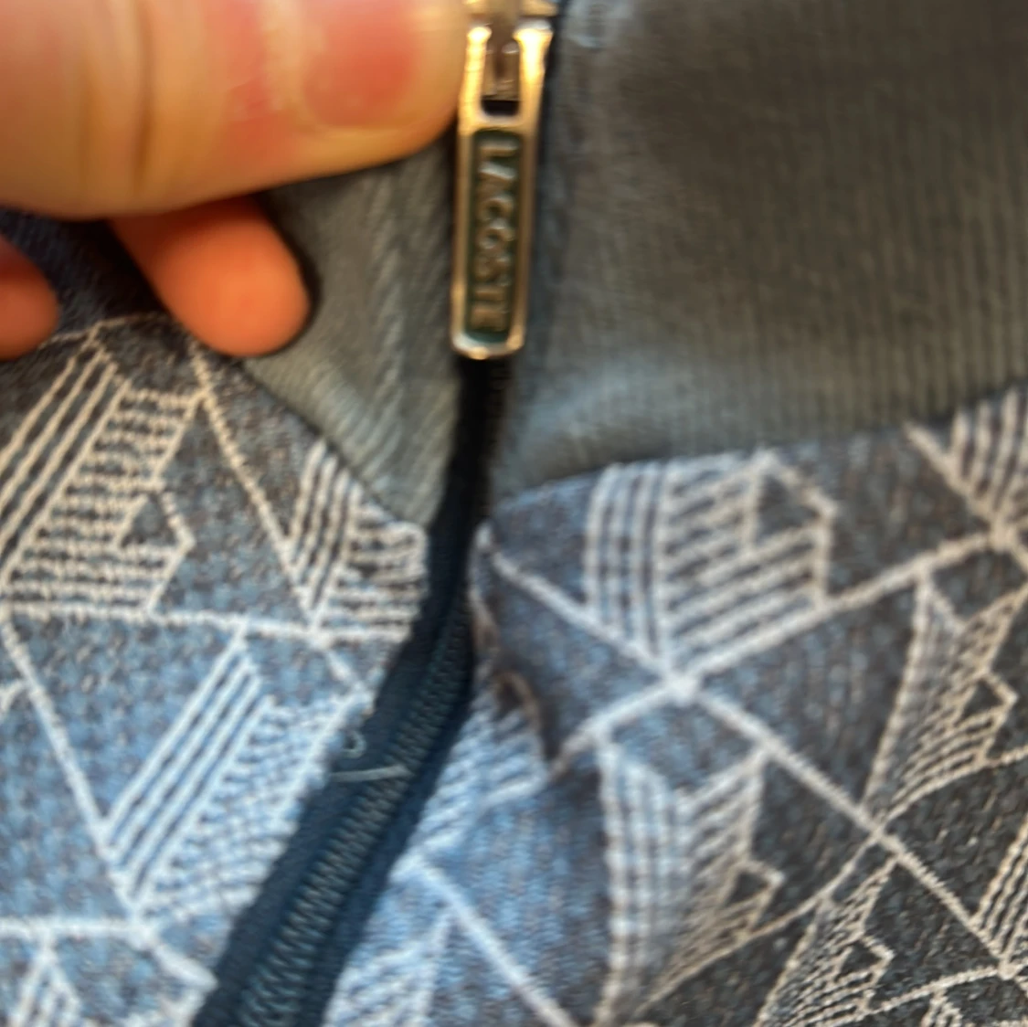 Blå mönstrad bomberjacka från Lacoste - 4