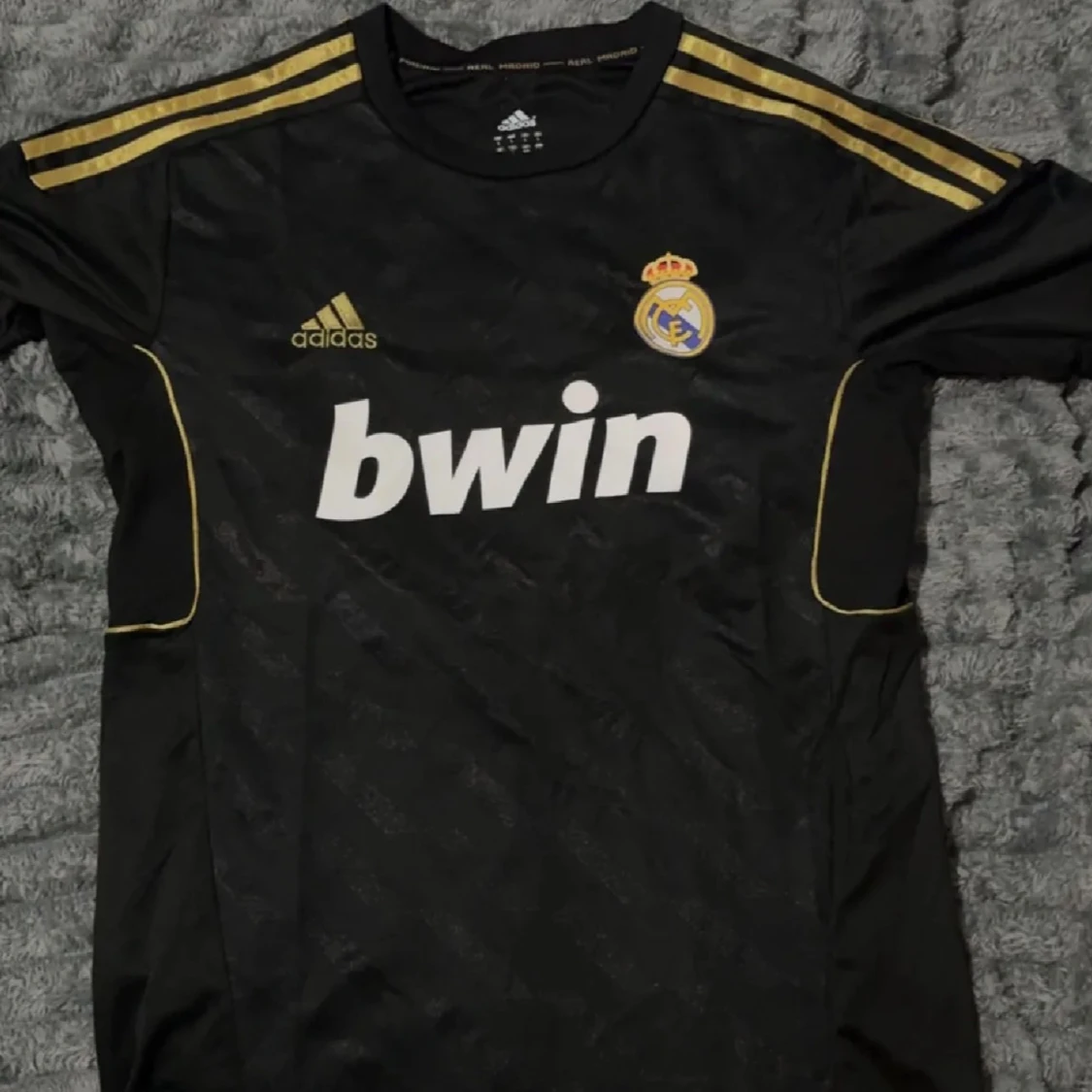 Röd svart tröja - 1