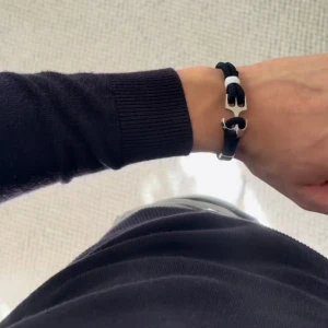 Armband ankare - Marininspirerat armband – Stil & Kvalitet från Armory  Upptäck det perfekta komplementet till din stil! Detta marinblå armband med en stilren ankardetalj kombinerar en elegant design med en avslappnad, nautisk känsla.  Ett utmärkt val för dig som vill ha en diskret men stilfull accessoar eller en uppskattad present till någon speciell.  Hör av dig vid frågor / armory 