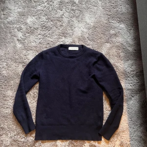 Mörkblå Kashmir sweatshirt  - Säljer en Kashmir tröja med 100% Kashmir från sayless. Nypris runt 1000kr. Otroligt bra skick då den inte har några deffekter på sig som ny!