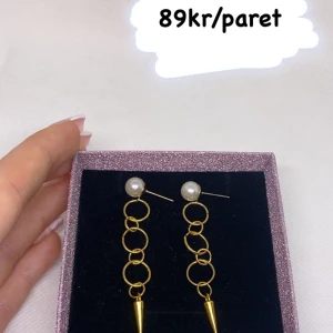 Long pearl earrings⚡️🤍 - Superfina handgjorda örhängen perfekta för att ge alla outfits det lilla extra!🎀Säljs för 45kr/styck eller 89kr/par. Rekommenderar att köpa genom Swish då frakten endast är 18kr!💕Skriv alltid innan du köper!💗Ps. i varje order får man gulliga stickers med!🤭💕