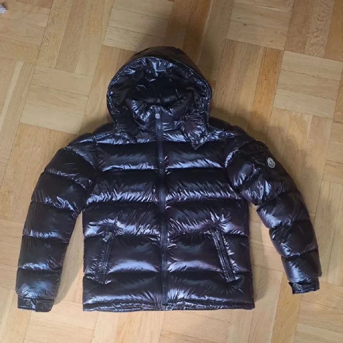 Svart Moncler pufferjacka med huva