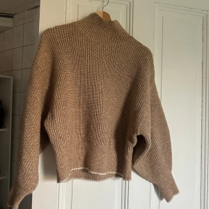 Beige stickad polotröja XS - Säljer en beige stickad polotröja i storlek XS. Passar S också