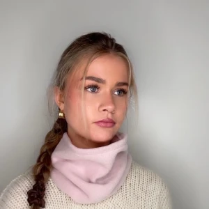 Rosa buff - Ljusrosa buff som såväl är funktionell som snygg. Tillverkad i mjuk fleece som känns skön mot huden och håller dig varm under kyliga dagar. Enkel och stilren design som passar till de flesta outfits.