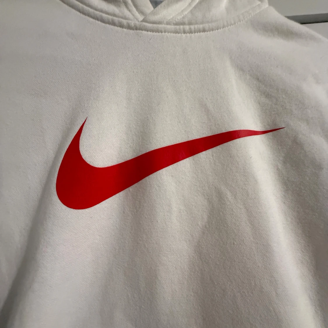 Vit vintage hoodie från Nike med röd logo - 3