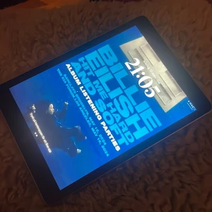 iPad! - Hej säljer min iPad som inte kommer till användning längre! Pris kan diskuteras! Inga problem med ipaden! Inga skador eller rispor i skärmen!💕 bilden då ipaden är på är för att visa skicket! Kommer logga ut från nuvarande kontot såklart innan jag skickar den!💕