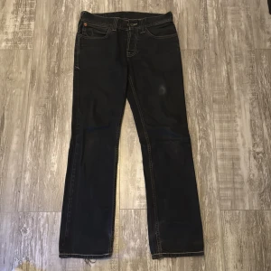 Evisu x Puma jeans - Jeans från evisu x puma som jag själv aldrig använt eftersom de är för små, står W32 L32 på etiketten men jag som har W32 upplever de som för små, skulle chansa på W29/W30. Jeansen visar slitning längst ner vid hälarna.