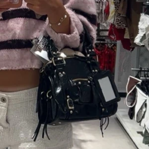 Svart handväska med detaljer - Jättesnygg väska som jag köpte på en marknad på öland. Köpte den i somras 💓