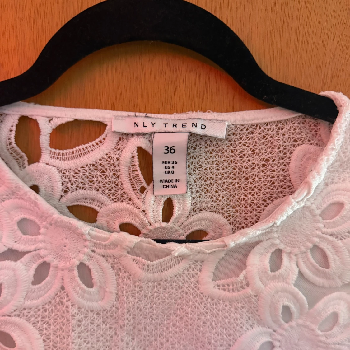 Vit blommig spetsblus från NLY Trend - 1