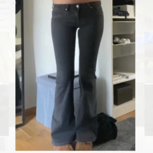 Jeans - Lowwaist jeans från h&m i fint skick! Innerbenslängd ca 80cm och midjemått ca 38cm!