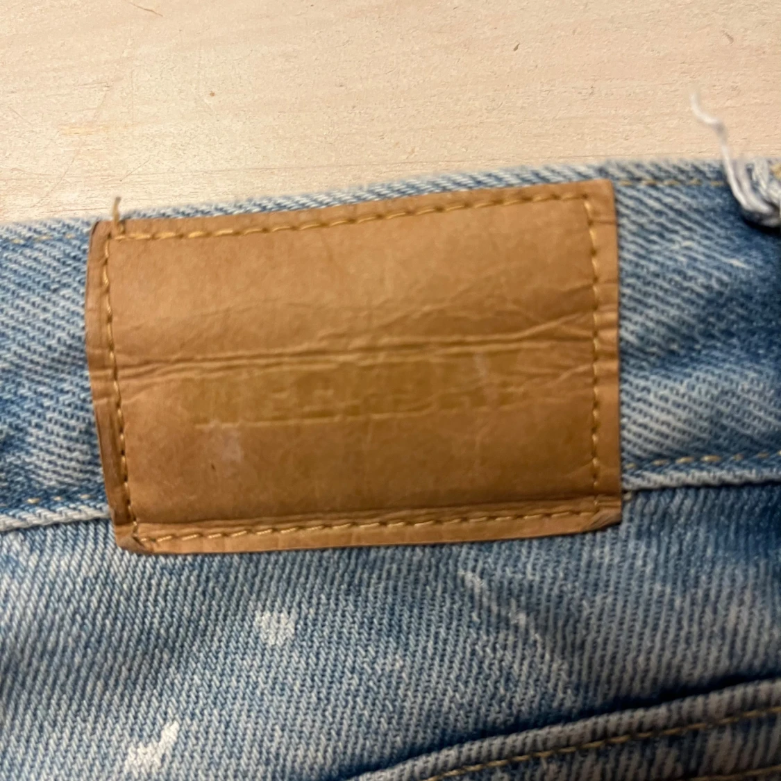 Blå carpenter jeans med färgstänk från Weekday - 4