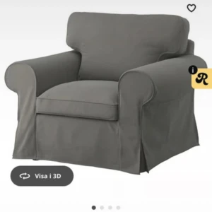 Fotölj - Bilderna visar en grå fåtölj med löstagbart överdrag och generösa mått. Fåtöljen är bekväm med breda armstöd och djup sits. Inga synliga defekter eller slitage. Perfekt för vardagsrummet eller läshörnan. Mått: 104x88x88 cm (BxDxH). Skriv för att diskutera om priset/ fotöljen hämtas hos mig!