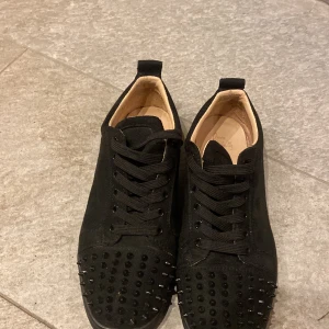 Svarta Christian Louboutin med spikat - Dem är i väldigt bra skicka inga defekter. Dem är också väldigt väl omhändertagna och jag är första ägaren så inga fel eller liknande på dem! Fråga om de är nåt priser är inte hugget i sten