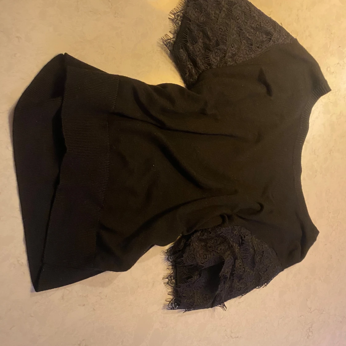 Svart topp med spetsärmar - 1