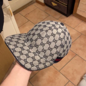 Sällsynt gucci keps ÄKTA - Sällsynt Gucci keps ÄKTA, chippet finns, jättebra skick på kepsen, vid frågor eller bud är det bara att skriva, kan gå ner i pris vid snabb affär, kan tänka mig på byten också :)