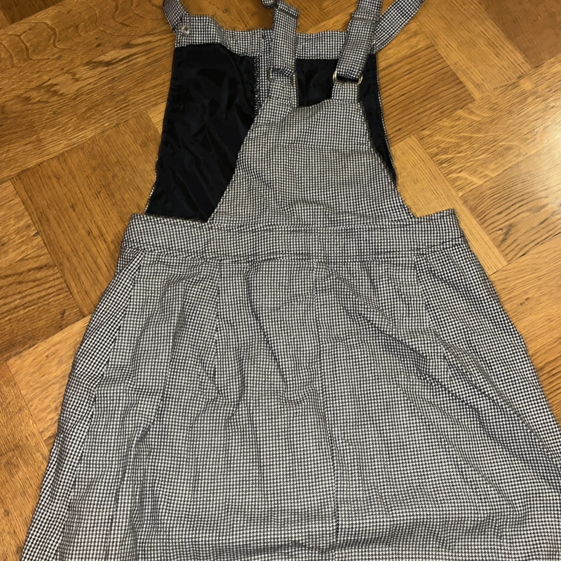 Svartvit rutig hängselklänning med dragkedja - 3