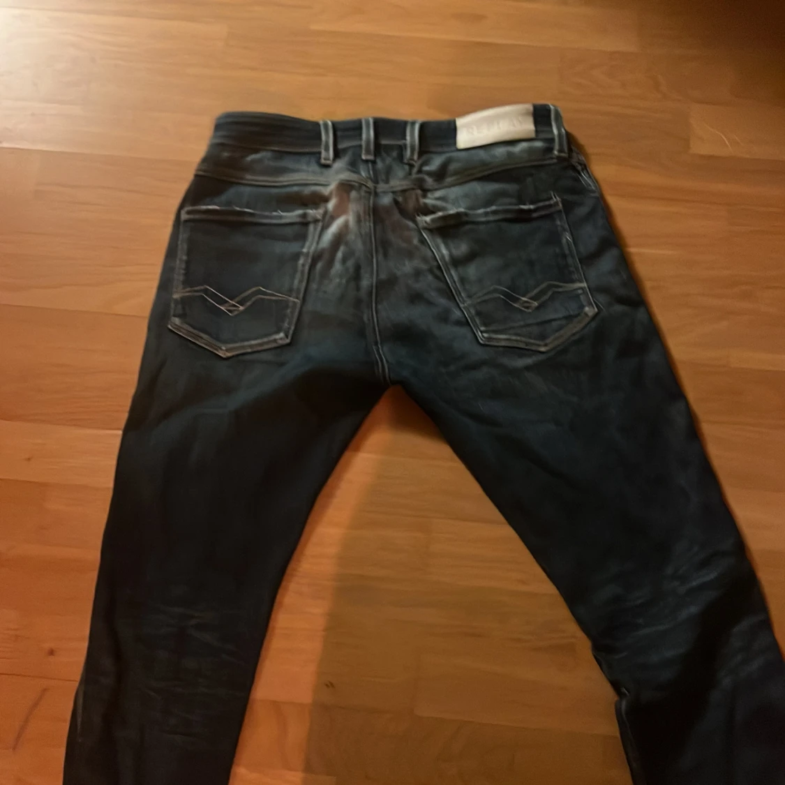 Mörkblå Replay jeans med slitningar - 2