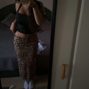 Leopard kjol från zara  - Jättepoppis leopard kjol från zara, aldrig använd. 