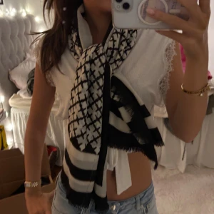 By Malin Birger halsduk  - Halsduk i nästan nyskick! Nypris 1100kr💓☺️