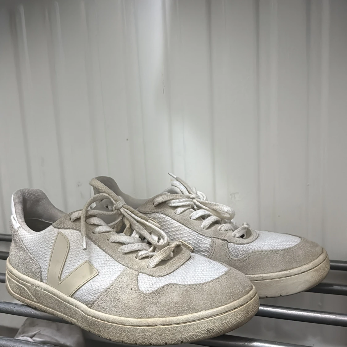Beige och vita Veja sneakers