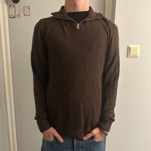 Brun halvzip  - Brun Half zip från Jack & Jones i storlek M. tröjan är i ny skick och grymt stilren. Passar till allt. 189,65pannor. Må bäst! 