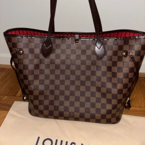 Louis Vuitton Neverfull väska - Säljer nu min fina fina Louis Vuitton väska för den tyvärr inte kommer till användning!💓I mycket bra skick då den är väl omhändertagen!! Kvitto och äktighetsbevis finns såklart och skickas med! Man får även med mini väskan i
