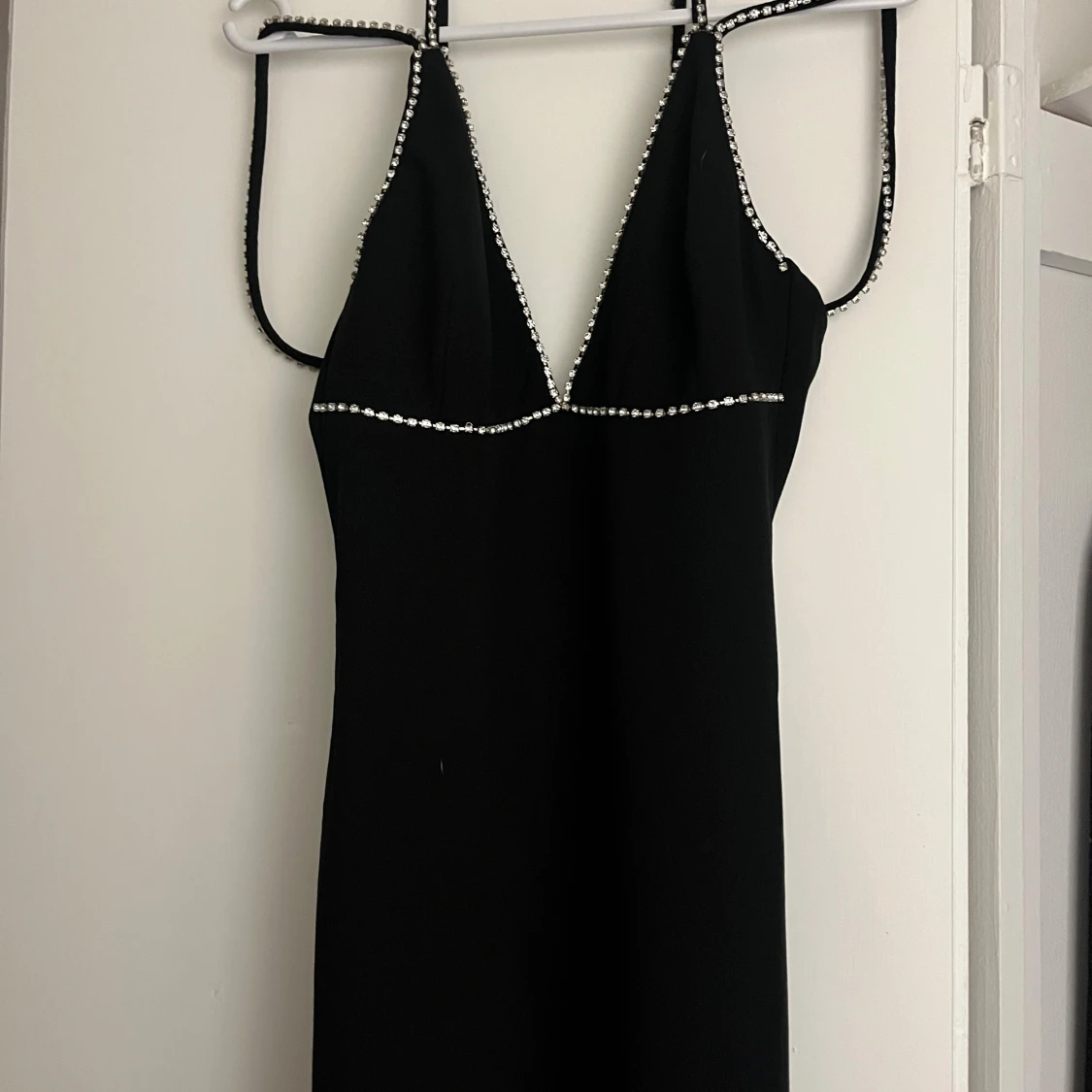 Svart klänning med pärldetaljer