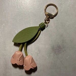 Väsk berlock  - Jätte fin bag charm/ väsk berlock som aldrig kommit till användning. Funkar även som en nyckelring🙌💘😊