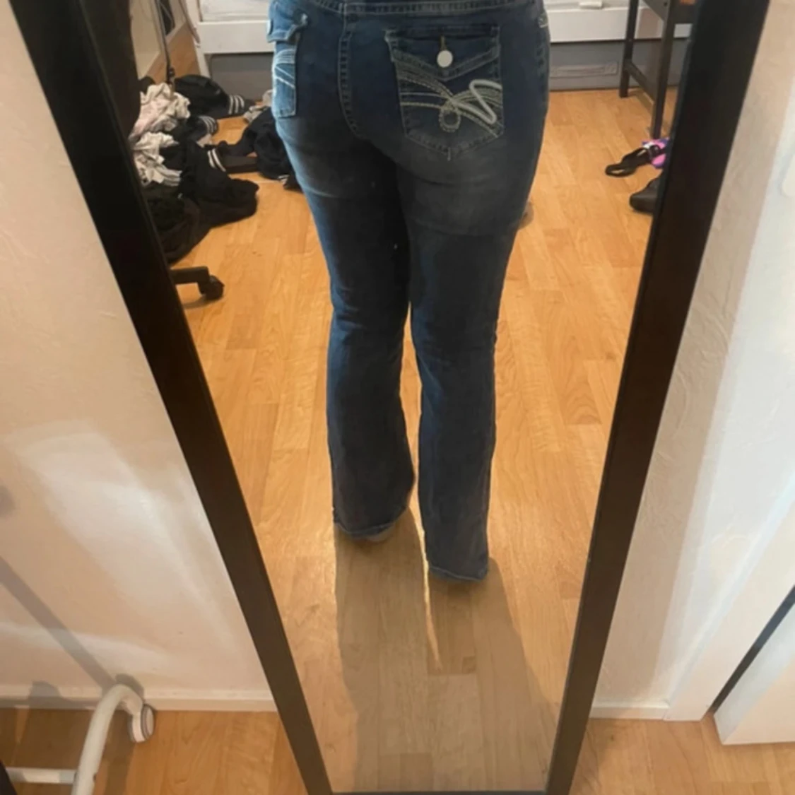 Blå bootcut jeans med broderade fickor - 1