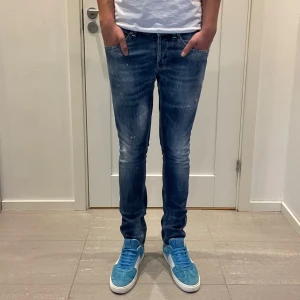 Dondup George Jeans - Säljer nu dessa Dondup George Jeans med super snygga slitningar och tvätt i designen, skriv för fler bilde/frågor🙌🏼