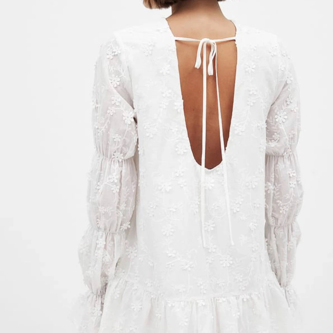 Vit klänning med blommor broderat och öppen i ryggen! - 2