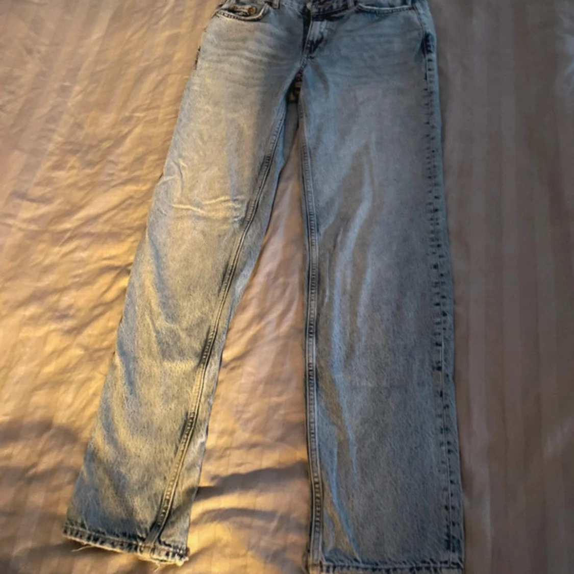 ljusblå raka jeans - 2