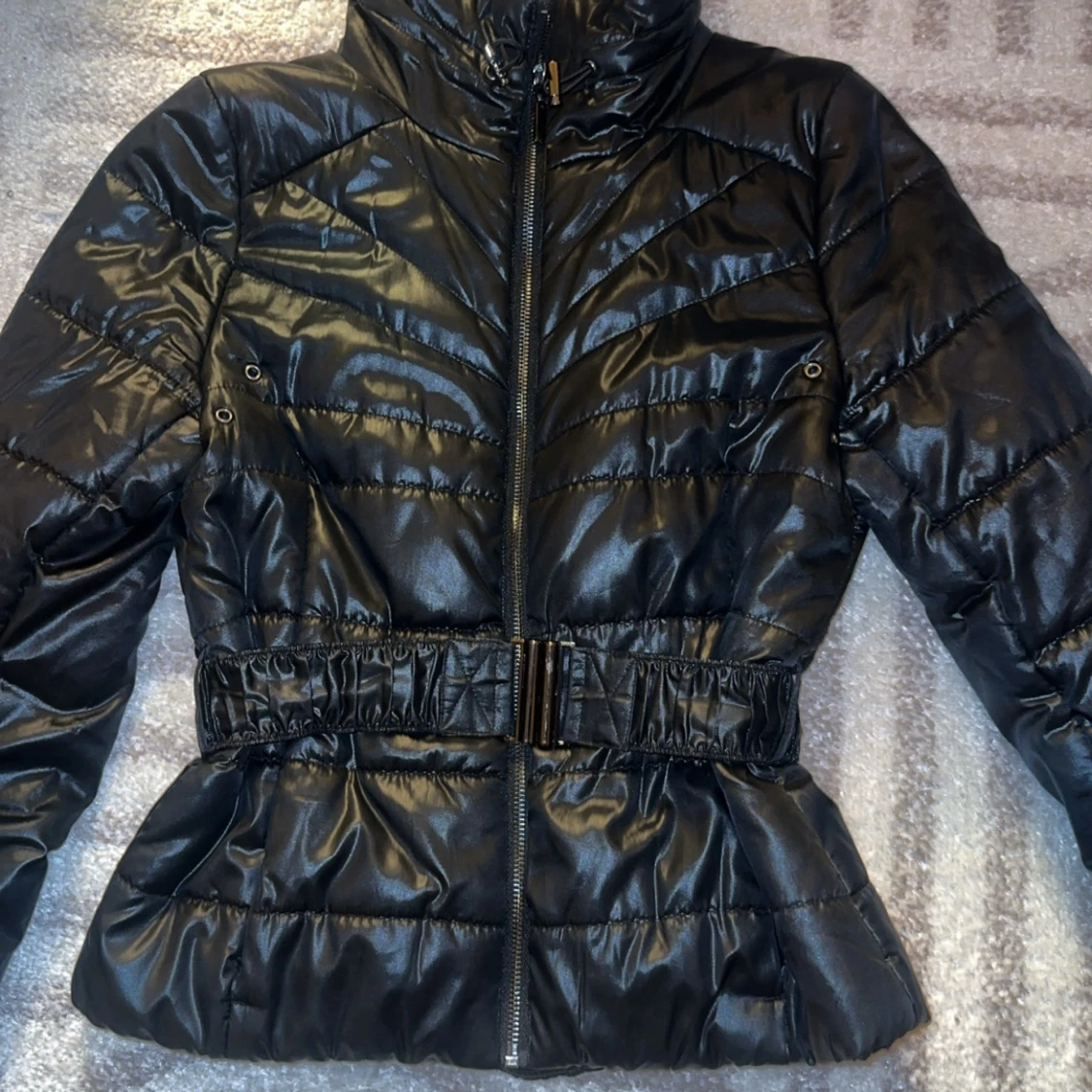 Svart pufferjacka från H&M med bälte - 1