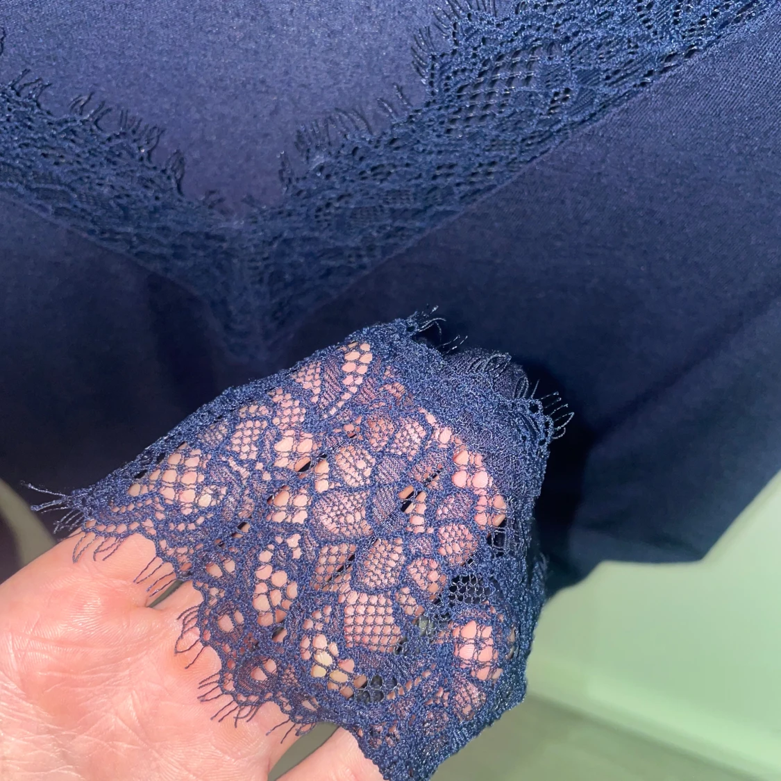 Mörkblå långärmad spetsblus - 1