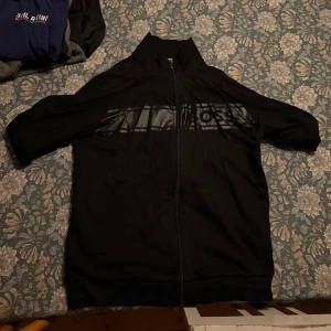 Boss tröja  - Tja,   Håller på och rensar min garderob. Denna tröjan kommer inte mer till användning och därav försöker jag sälja den billigt. Tröjan är använd men i otroligt bra skick. Storlek - S. MVH Hugo, vid fler frågor/bilder vänligen hör av dig.