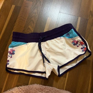 Adidas shorts - Köpta för 3 år sen men aldrig använts. Säljs inte längre. Köptes för 280kr