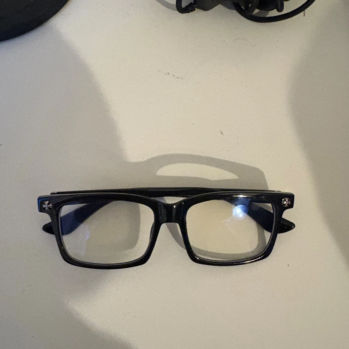 Svarta glasögon med silverdetaljer