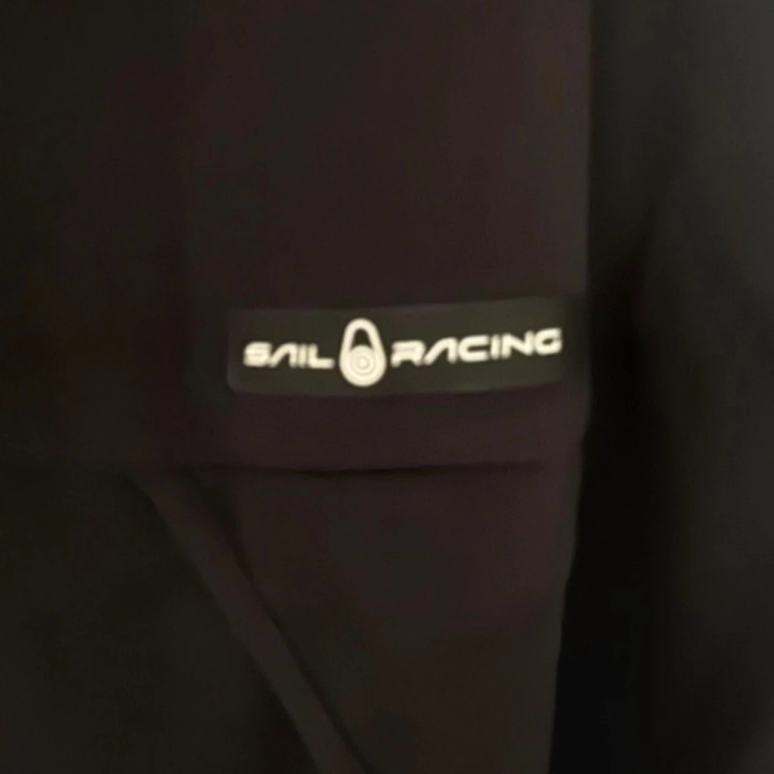 Svart hoodie från Sail Racing - 1