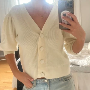 Krämvit kofta  - Kofta från VILA, är i storlek L men passar mig som är S, passar även för M
