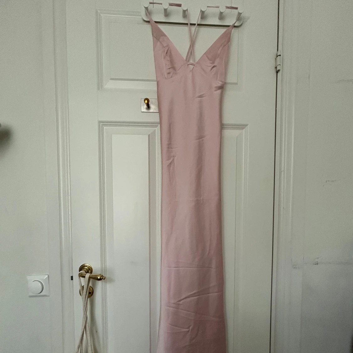 Ljusrosa långklänning i satin med öppen rygg - 1