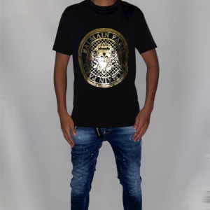 Balmain Tshirt Herr M - svart  - Helt ny. Fin replika med grym kvalitet. Modellen är 175cm lång bär storlek M på bilden. Pris: 999kr. Först till kvarn som gäller.