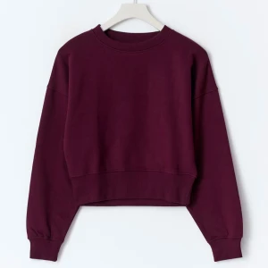 Croppad sweatshirt i vinrött och mörkblått - Säljer en croppad sweatshirt med rund hals och långa ärmar. Finns i vinröd (blå är bara så att man ser passformen). Tröjan har bred mudd i midjan och vid ärmsluten, vilket ger en snygg passform. Perfekt till jeans eller kjol för en chill look.