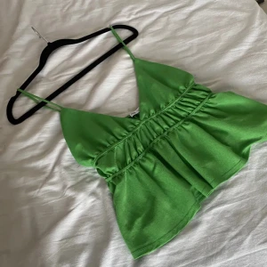 Grön volang linnetopp med smala axelband - Säljer en jättefin grön top från Zara. Sitter så fint!